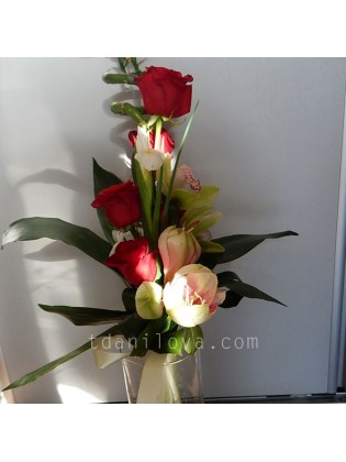 Высокий букет с розами и лилиями
