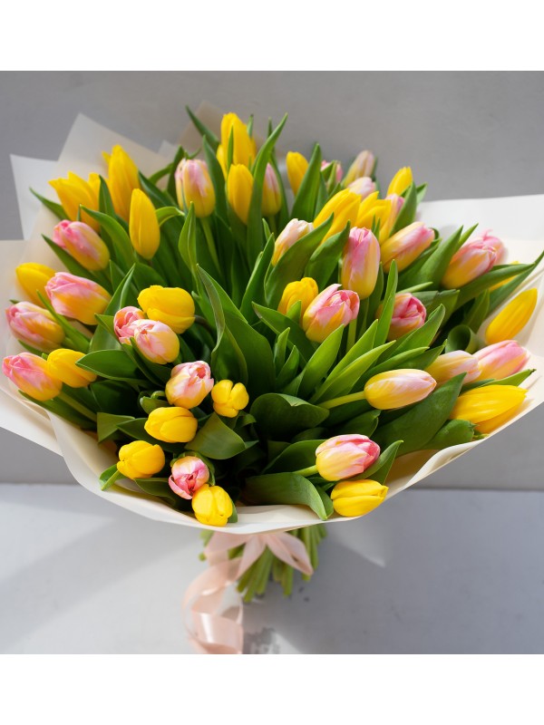 Весенний букет ярких тюльпанов