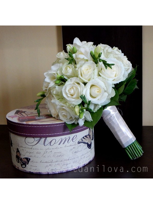 Белоснежный букет с розами — фотография