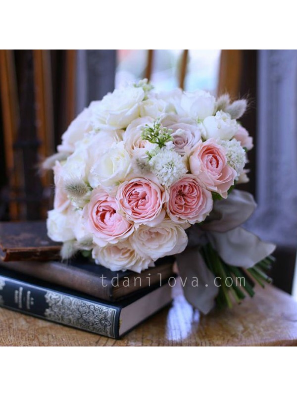 Букет с белыми и пастельными пионовидными розами