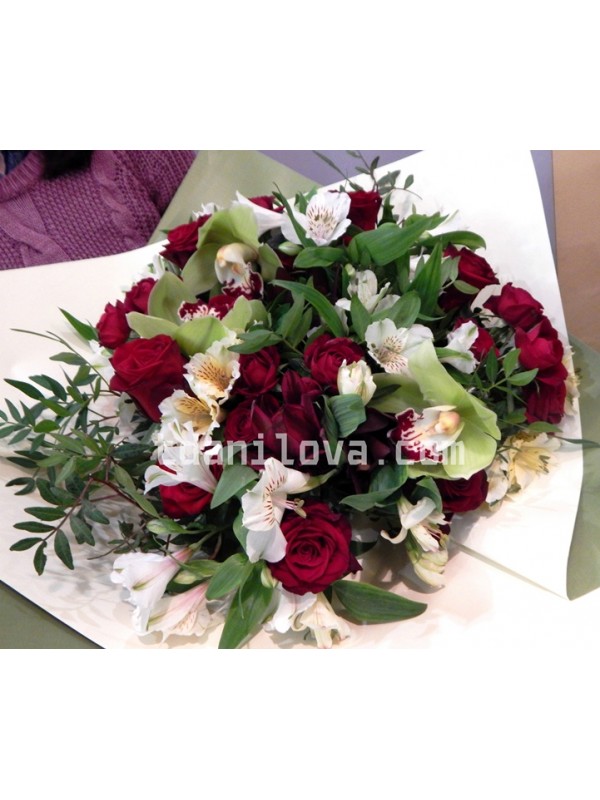 Насыщенный букет из роз и орхидей — фотография
