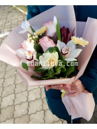 Букет с орхидеями, розами и брасикой